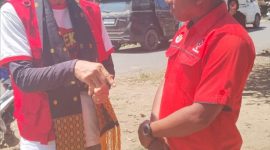 Ganjar Pranowo berbincang-bincang dengan Ketua Fraksi PDIP Ngada, Rinus Ndiwal saat menyambangi posko darurat bencana gempa di Lengkosambi. (Foto: Elfrat Frans Dhena)