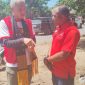 Ganjar Pranowo berbincang-bincang dengan Ketua Fraksi PDIP Ngada, Rinus Ndiwal saat menyambangi posko darurat bencana gempa di Lengkosambi. (Foto: Elfrat Frans Dhena)