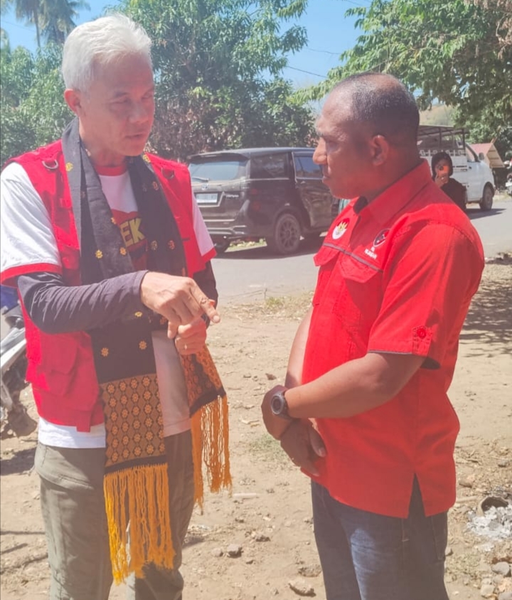 Ganjar Pranowo berbincang-bincang dengan Ketua Fraksi PDIP Ngada, Rinus Ndiwal saat menyambangi posko darurat bencana gempa di Lengkosambi. (Foto: Elfrat Frans Dhena)