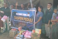 TASPEN Peduli Tembus Wilayah Terdampak, Bantuan Kemanusiaan Langsung Diserahkan kepada Korban Gempa Ngada. (Foto: Elfrat Frans Dhena)