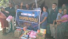 TASPEN Peduli Tembus Wilayah Terdampak, Bantuan Kemanusiaan Langsung Diserahkan kepada Korban Gempa Ngada. (Foto: Elfrat Frans Dhena)