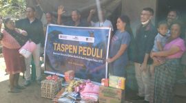 TASPEN Peduli Tembus Wilayah Terdampak, Bantuan Kemanusiaan Langsung Diserahkan kepada Korban Gempa Ngada. (Foto: Elfrat Frans Dhena)
