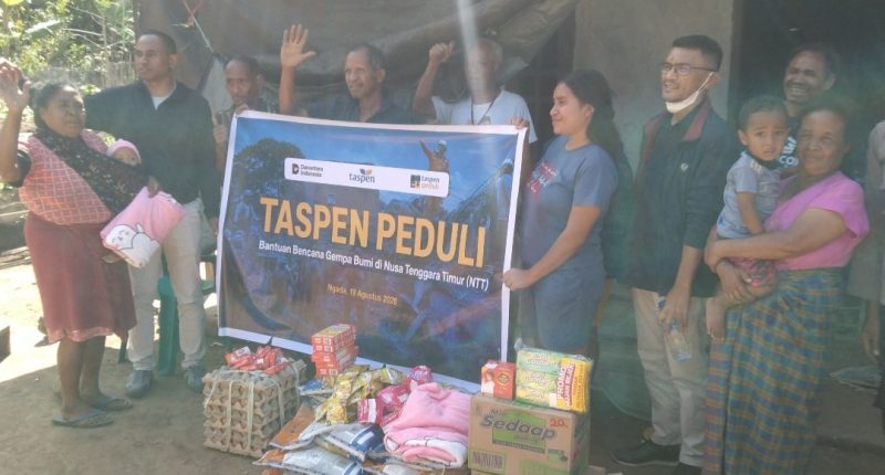 TASPEN Peduli Tembus Wilayah Terdampak, Bantuan Kemanusiaan Langsung Diserahkan kepada Korban Gempa Ngada. (Foto: Elfrat Frans Dhena)