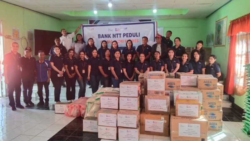 Bank NTT Bergerak untuk Ngada, Bantuan Kemanusiaan Disalurkan Lewat Posko BPBD. (Foto: Elfrat Frans Dhena)