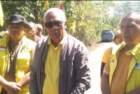 Ketua DPD II Partai Golkar Ngada, Andreas Paru didampingi, Sekretaris dan Bendahara Partai Golkar Kabupaten Ngada. (Foto: Elfrat Frans Dhena).