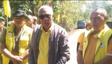 Ketua DPD II Partai Golkar Ngada, Andreas Paru didampingi, Sekretaris dan Bendahara Partai Golkar Kabupaten Ngada. (Foto: Elfrat Frans Dhena).