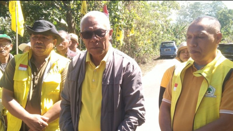 Ketua DPD II Partai Golkar Ngada, Andreas Paru didampingi, Sekretaris dan Bendahara Partai Golkar Kabupaten Ngada. (Foto: Elfrat Frans Dhena).