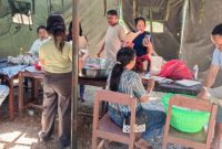 Pastikan Korban Gempa Tak Kelaparan, Wakil Bupati Ngada, Bernadinus Dhey Ngebu (BDN)/Tinjau Dapur Tanggap Bencana. (Foto: Humas/Prokopim Ngada).