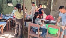 Pastikan Korban Gempa Tak Kelaparan, Wakil Bupati Ngada, Bernadinus Dhey Ngebu (BDN)/Tinjau Dapur Tanggap Bencana. (Foto: Humas/Prokopim Ngada).
