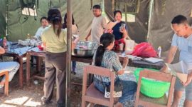 Pastikan Korban Gempa Tak Kelaparan, Wakil Bupati Ngada, Bernadinus Dhey Ngebu (BDN)/Tinjau Dapur Tanggap Bencana. (Foto: Humas/Prokopim Ngada).
