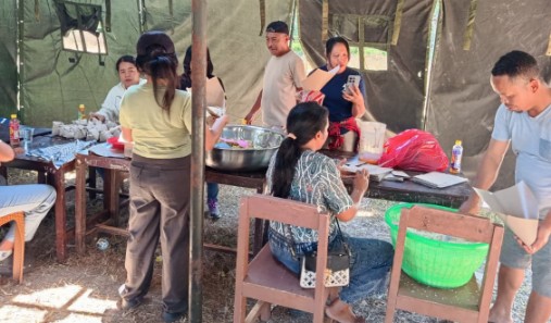 Pastikan Korban Gempa Tak Kelaparan, Wakil Bupati Ngada, Bernadinus Dhey Ngebu (BDN)/Tinjau Dapur Tanggap Bencana. (Foto: Humas/Prokopim Ngada).