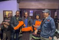 BNPB Turun ke Jantung Bencana Ngada, Isroil Samihardjo Bawa Bantuan dan Kobarkan Semangat Warga. (Foto: Elfrat Frans Dhena)