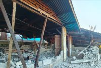 Salah satu rumah warga di Ngada rubuh dihantam gempa. (Foto: Elfrat Frans Dhena).