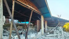 Salah satu rumah warga di Ngada rubuh dihantam gempa. (Foto: Elfrat Frans Dhena).