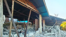 Salah satu rumah warga di Ngada rubuh dihantam gempa. (Foto: Elfrat Frans Dhena).