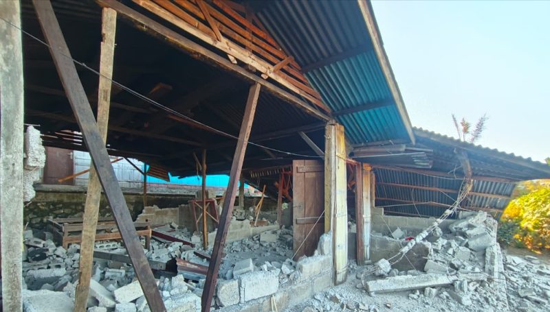 Salah satu rumah warga di Ngada rubuh dihantam gempa. (Foto: Elfrat Frans Dhena).