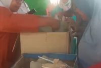 WALHI Nyalakan Dapur Solidaritas di Riung, 250 Korban Gempa Dilayani Setiap Hari. (Foto: Elfrat Frans Dhena)