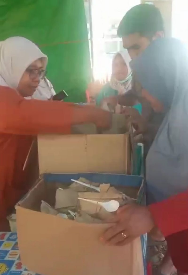 WALHI Nyalakan Dapur Solidaritas di Riung, 250 Korban Gempa Dilayani Setiap Hari. (Foto: Elfrat Frans Dhena)