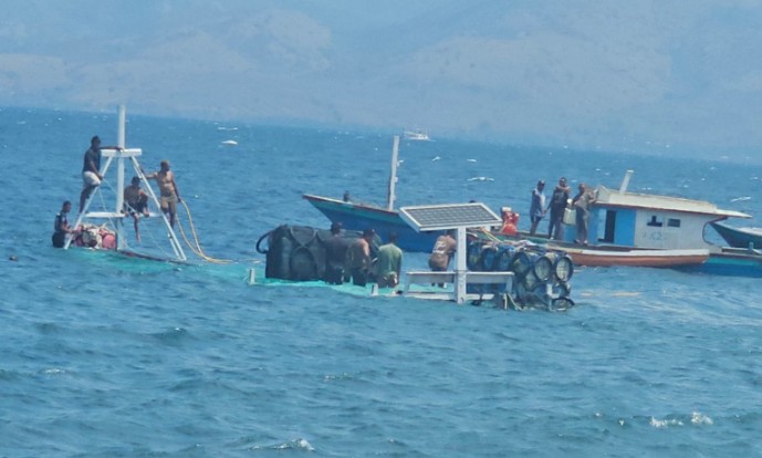 Kapal Rp1 Miliar Tenggelam di Laut Sawu, Nelayan Aimere Berpacu dengan Waktu Selamatkan “Basaudara” (Foto: Elfrat Frans Dhena)