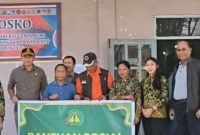 Bantuan dari Kejaksaan Agung RI untuk Korban Gempa Ngada Diserahkan Kajari Ngada ke Posko Pusat Bencana Gempa Ngada. (Foto: Humas Kejari Ngada)