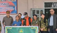 Bantuan dari Kejaksaan Agung RI untuk Korban Gempa Ngada Diserahkan Kajari Ngada ke Posko Pusat Bencana Gempa Ngada. (Foto: Humas Kejari Ngada)