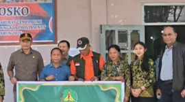 Bantuan dari Kejaksaan Agung RI untuk Korban Gempa Ngada Diserahkan Kajari Ngada ke Posko Pusat Bencana Gempa Ngada. (Foto: Humas Kejari Ngada)