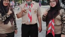 Pengawas Sekolah Kecamatan Pakuhaji H. Nanang Kusnadi, M.Pd. (tengah) mengabadikan momen bersama para pembina dan anggota Gerakan Pramuka se-Kecamatan Pakuhaji, Kabupaten Tangerang, Pada Selasa 18/8/2026 (Dok. Dadang) 