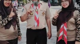 Pengawas Sekolah Kecamatan Pakuhaji H. Nanang Kusnadi, M.Pd. (tengah) mengabadikan momen bersama para pembina dan anggota Gerakan Pramuka se-Kecamatan Pakuhaji, Kabupaten Tangerang, Pada Selasa 18/8/2026 (Dok. Dadang) 