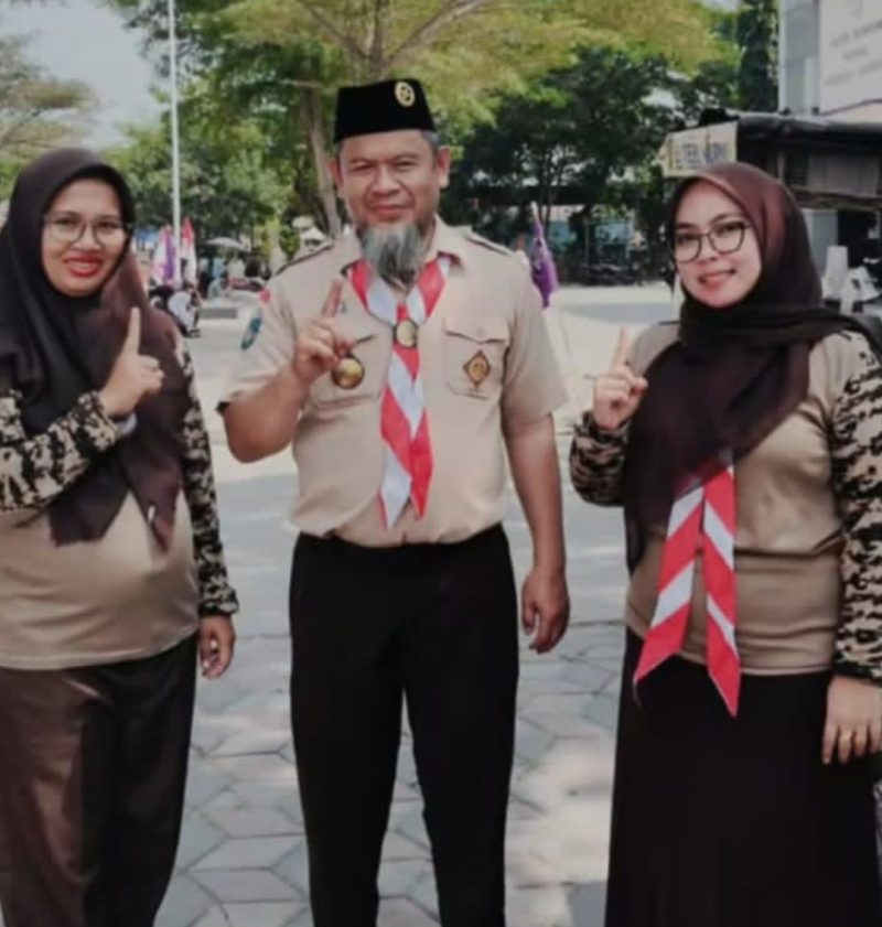 Pengawas Sekolah Kecamatan Pakuhaji H. Nanang Kusnadi, M.Pd. (tengah) mengabadikan momen bersama para pembina dan anggota Gerakan Pramuka se-Kecamatan Pakuhaji, Kabupaten Tangerang, Pada Selasa 18/8/2026 (Dok. Dadang) 