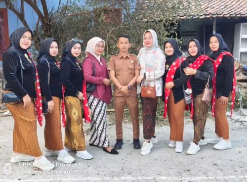 Kadus Sukemi "Bontot" mengenakan seragam dinas cokelat berdiri di tengah kelompok ibu-ibu berbusana kebaya dan kain batik saat peringatan HUT RI ke-81 di Desa Kemiri.