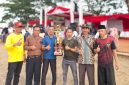 Kadus Sukemi yang akrab dipanggil Bontot (urutan ke-4 dari kiri, berkaus hijau tua) berfoto bersama jajaran panitia dan tokoh masyarakat di lapangan terbuka usai sukses menggelar turnamen sepak bola dan beragam perlombaan peringatan HUT RI ke-81 di Desa Kemiri, Kecamatan Kemiri, Kabupaten Tangerang. (Dok. Forum Jurnalis Kemiri) 
