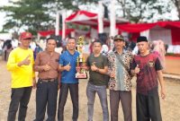 Kadus Sukemi yang akrab dipanggil Bontot (urutan ke-4 dari kiri, berkaus hijau tua) berfoto bersama jajaran panitia dan tokoh masyarakat di lapangan terbuka usai sukses menggelar turnamen sepak bola dan beragam perlombaan peringatan HUT RI ke-81 di Desa Kemiri, Kecamatan Kemiri, Kabupaten Tangerang. (Dok. Forum Jurnalis Kemiri)