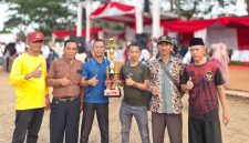 Kadus Sukemi yang akrab dipanggil Bontot (urutan ke-4 dari kiri, berkaus hijau tua) berfoto bersama jajaran panitia dan tokoh masyarakat di lapangan terbuka usai sukses menggelar turnamen sepak bola dan beragam perlombaan peringatan HUT RI ke-81 di Desa Kemiri, Kecamatan Kemiri, Kabupaten Tangerang. (Dok. Forum Jurnalis Kemiri) 