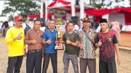 Kadus Sukemi yang akrab dipanggil Bontot (urutan ke-4 dari kiri, berkaus hijau tua) berfoto bersama jajaran panitia dan tokoh masyarakat di lapangan terbuka usai sukses menggelar turnamen sepak bola dan beragam perlombaan peringatan HUT RI ke-81 di Desa Kemiri, Kecamatan Kemiri, Kabupaten Tangerang. (Dok. Forum Jurnalis Kemiri) 
