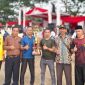 Kadus Sukemi yang akrab dipanggil Bontot (urutan ke-4 dari kiri, berkaus hijau tua) berfoto bersama jajaran panitia dan tokoh masyarakat di lapangan terbuka usai sukses menggelar turnamen sepak bola dan beragam perlombaan peringatan HUT RI ke-81 di Desa Kemiri, Kecamatan Kemiri, Kabupaten Tangerang. (Dok. Forum Jurnalis Kemiri) 