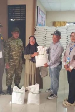 Lurah Pakuhaji Pastikan Penyaluran Bansos Beras Lancar dan Tertib