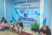 Pengemudi Ojek dan Warga menikmati suguhan dari DPD Parta Gelora Kota Tangerang.