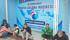 Pengemudi Ojek dan Warga menikmati suguhan dari DPD Parta Gelora Kota Tangerang.