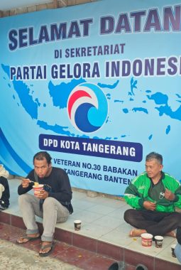 Pengemudi Ojek Online dan Warga Sambut Antusias Program Makan Gratis dari Partai Gelora Kota Tangerang.