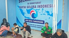 Pengemudi Ojek dan Warga menikmati suguhan dari DPD Parta Gelora Kota Tangerang.