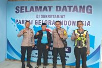 Sekretaris DPD Partai Gelora Indonesia Kota Tangerang, Drs. Edy Maryanto, M.M. bersama kepolisian setempat menjalin hubungan baik di Kantor DPD Partai Gelora Kota Tangerang.