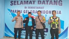Sekretaris DPD Partai Gelora Indonesia Kota Tangerang, Drs. Edy Maryanto, M.M. bersama kepolisian setempat menjalin hubungan baik di Kantor DPD Partai Gelora Kota Tangerang.