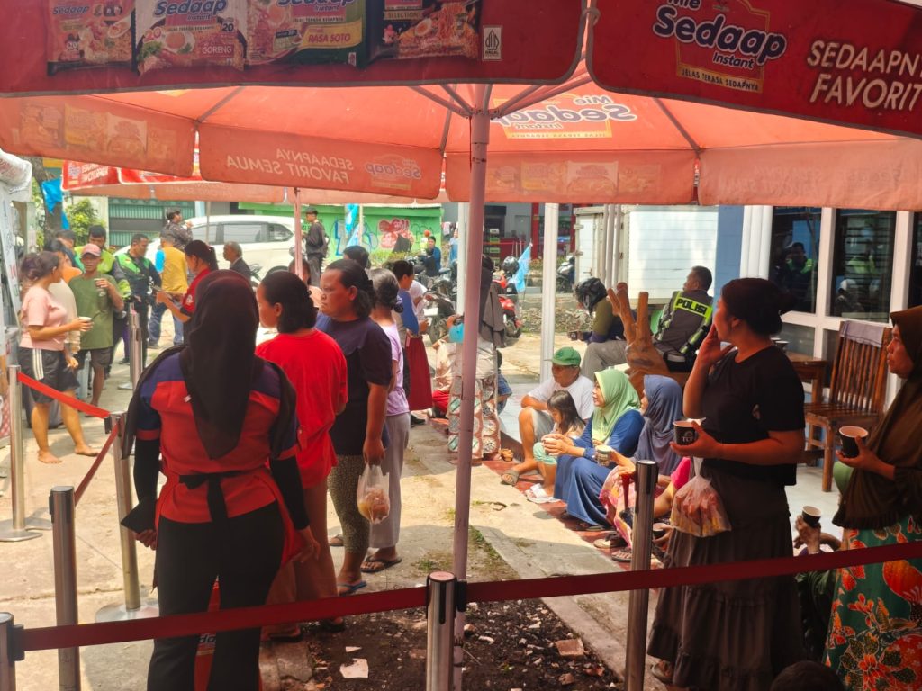 Antusias Warga yang hadir untuk mengikuti makan dan minum gratis di DPD Partai Gelora Kota Tangerang