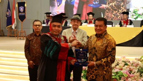 Foto bersama civitas akademika dan wisudawan Universitas Dharma Indonesia di Hotel Aston Cimone