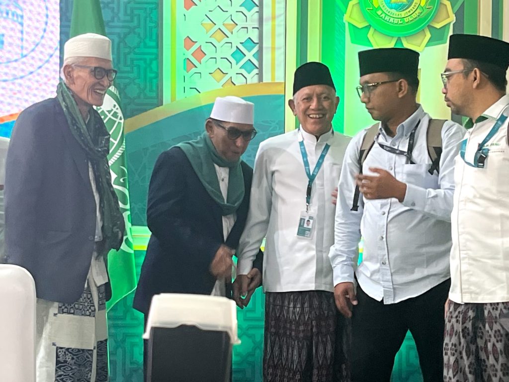 KH Abdul Hakim Mahfudz alias Gus Kikin sesaat setelah diumumkan sebagai ketua umum PBNU terpilih bersama rais aam terpilih KH Miftachul Akhyar -Taufiqur Rahman/Harian Disway