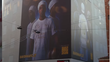 ronaldinho mengenakan jersey Ravenna FC di billboard . Dok Instagram resmi official Ravenna FC