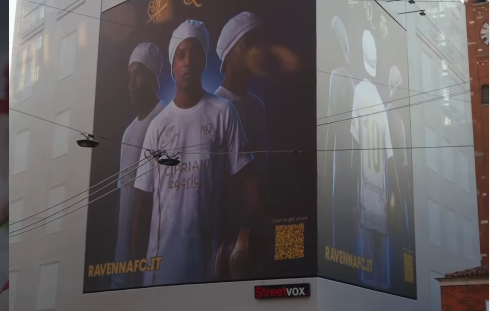 ronaldinho mengenakan jersey Ravenna FC di billboard . Dok Instagram resmi official Ravenna FC