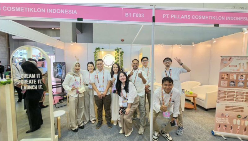 Tim dari PT Pillars Cosmetiklon Indonesia di Indo Beauty Expo 2026