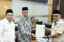 Menteri Haji dan Umrah bersama perwakilan Komisi VIII DPR RI menyerahkan dan menerima dokumen usulan BPIH 1448 H/2027 M dalam rapat kerja di Gedung Parlemen, Senayan, Jakarta.
