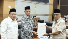 Menteri Haji dan Umrah bersama perwakilan Komisi VIII DPR RI menyerahkan dan menerima dokumen usulan BPIH 1448 H/2027 M dalam rapat kerja di Gedung Parlemen, Senayan, Jakarta.